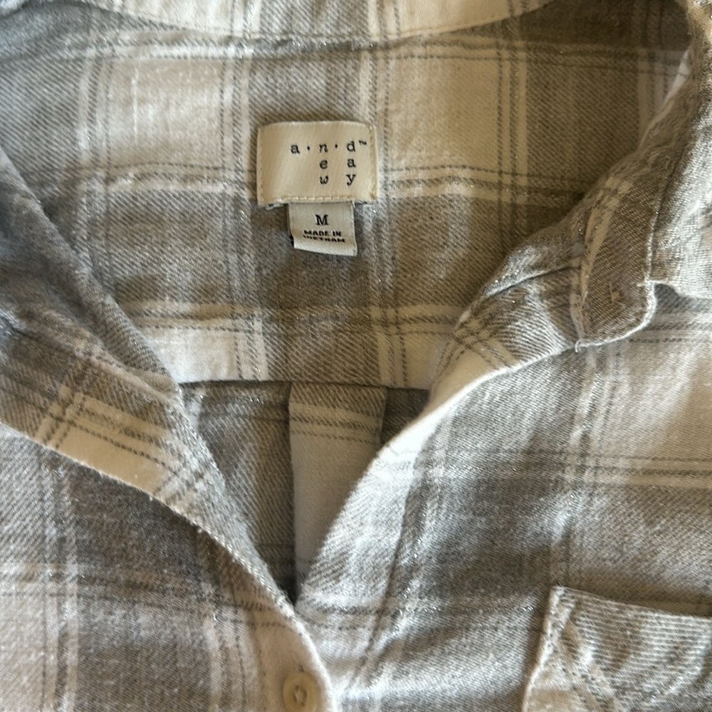 3/$15 PLAID FLANNEL GRAY/WHITE W/ SILVER THREAD POCKET SOFT A NEW DAY SZ M 3/$15 - Picture 6 of 7